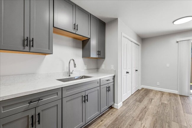 Plaza Apartments in Salinas, CA - Foto de edificio - Building Photo