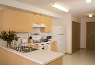 Wellington Manor in Saskatoon, SK - Building Photo - Building Photo