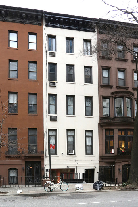 127 E 61st St in New York, NY - Building Photo