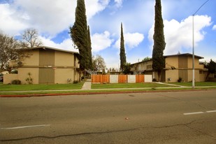 4705 E McKinley Ave in Fresno, CA - Foto de edificio - Building Photo