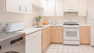 5 Davis Ave in Brookline, MA - Building Photo - Building Photo