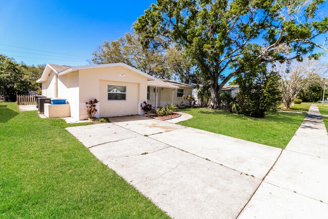 1588 Eunice Ln in Clearwater, FL - Building Photo - Building Photo