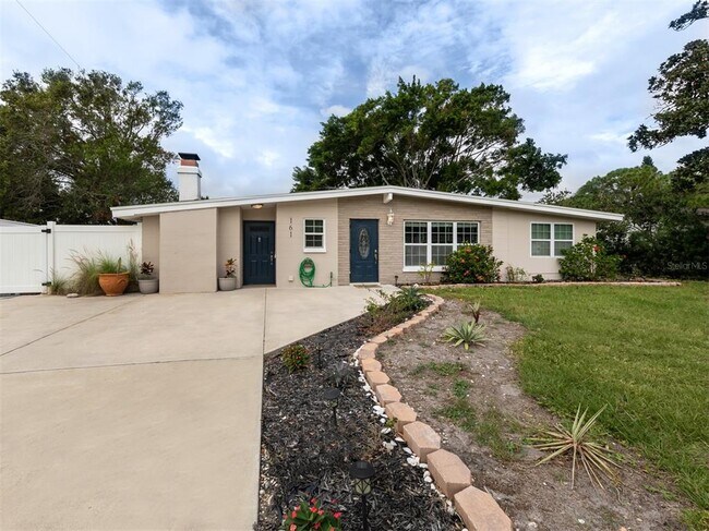 161 Suntan Ave in Sarasota, FL - Building Photo - Building Photo