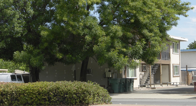 5077 Clayton Rd in Concord, CA - Foto de edificio - Building Photo