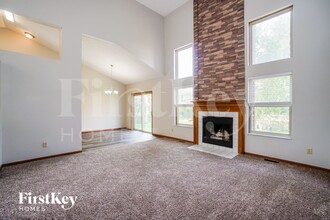 1558 Royal Oak Dr in Lewis Center, OH - Foto de edificio - Building Photo