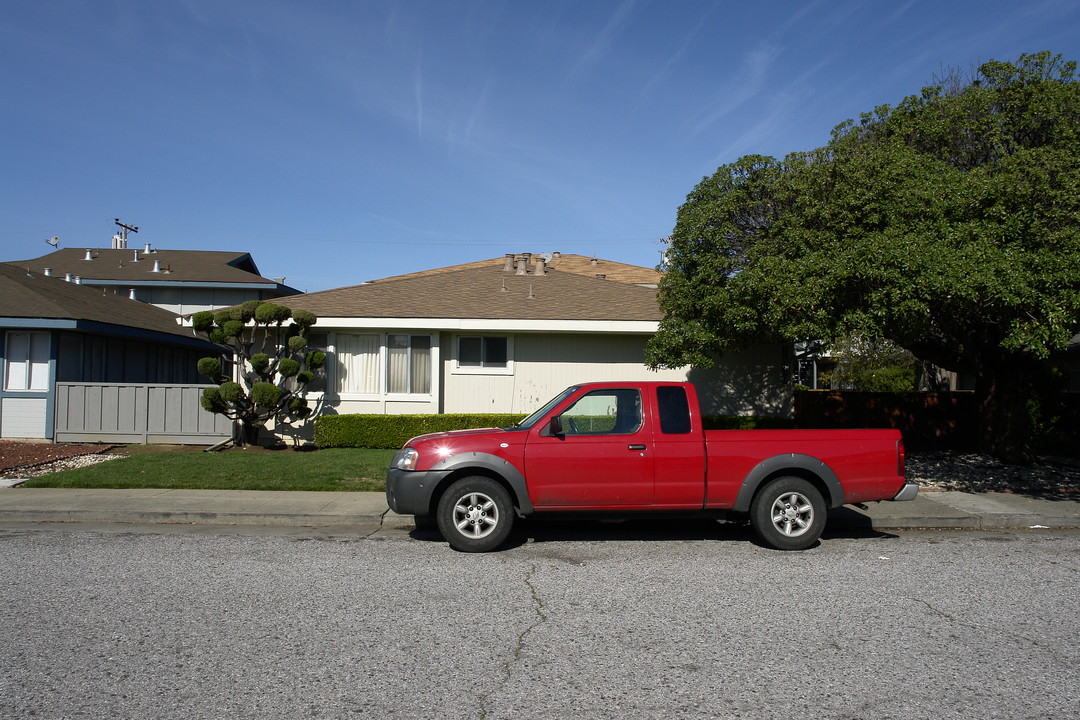 1830 El Parque Ct in San Mateo, CA - Building Photo