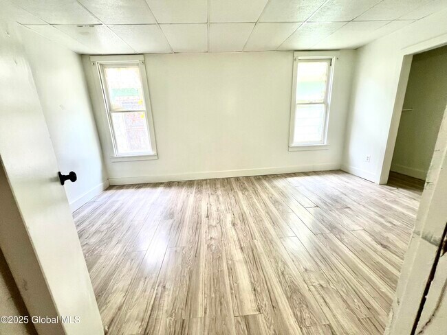 27 Milton Ave-Unit -Unit 2-Upstairs Apartment in Amsterdam, NY - Building Photo - Building Photo