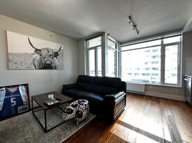 111 13th St E in North Vancouver, BC - Building Photo