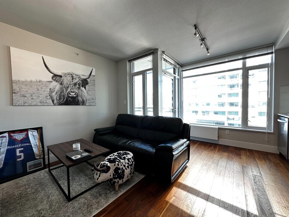 111 13th St E in North Vancouver, BC - Building Photo