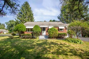 11 Brookwood Dr in Latham, NY - Building Photo