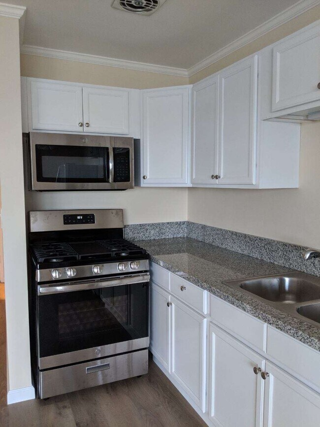 Villa Flores Apartments in Santa Barbara, CA - Foto de edificio - Building Photo