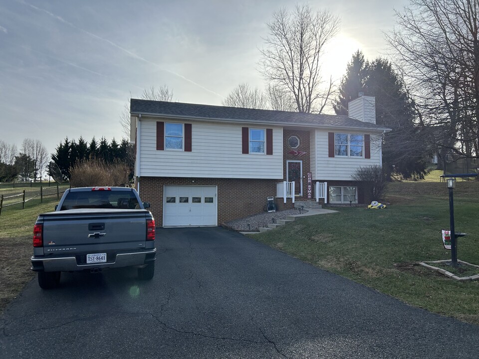 35 Cullen Ct in Christiansburg, VA - Building Photo