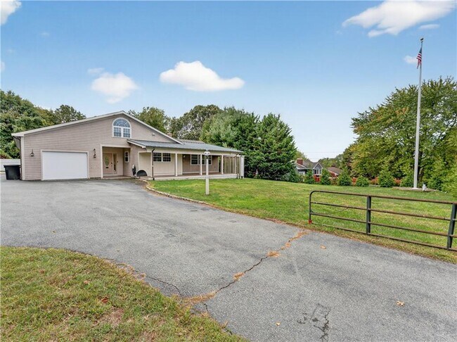 239 Bulgarmarsh Rd in Tiverton, RI - Building Photo - Building Photo