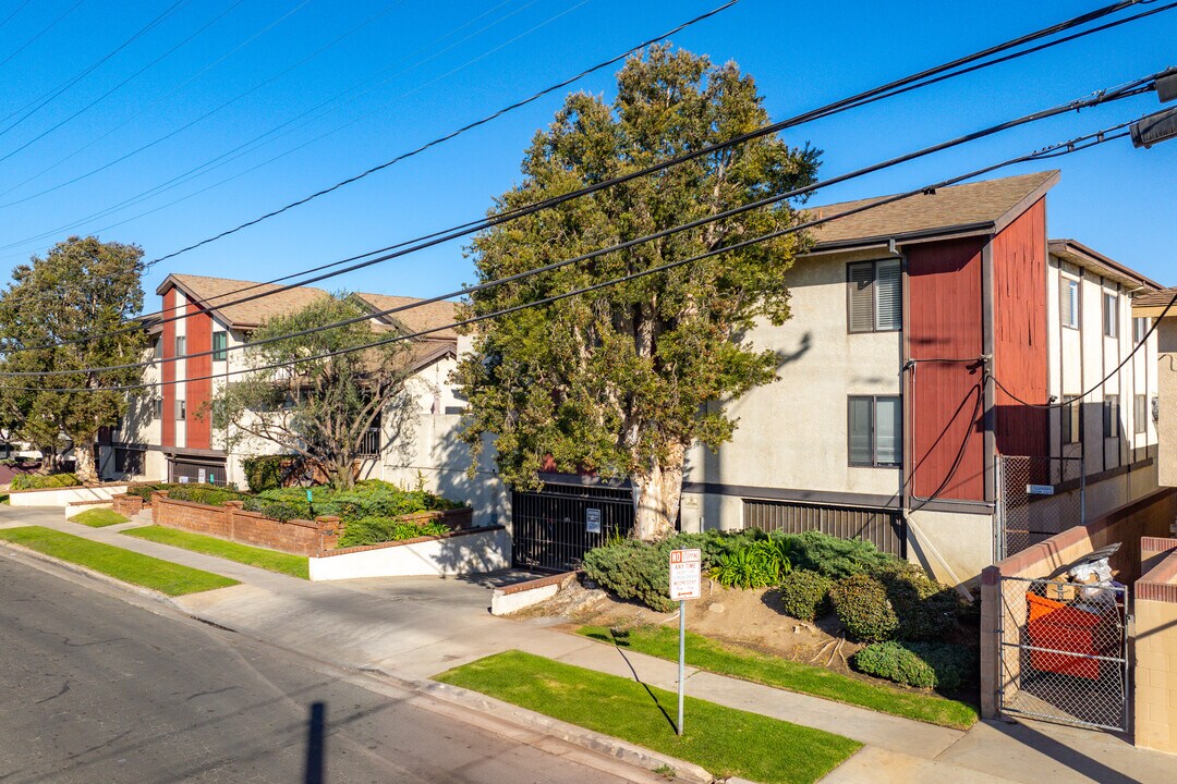 15000 Halldale Ave in Gardena, CA - Building Photo