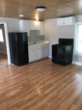 728 Broadway, Unit 1 in South Portland, ME - Foto de edificio - Building Photo