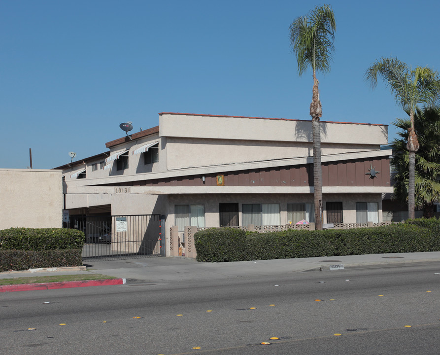 10131 Alondra Blvd in Bellflower, CA - Foto de edificio