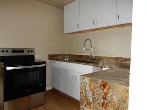 1458 E Cleveland St in Woodburn, OR - Building Photo - Building Photo