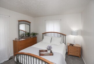 Woodview Manor Apartments in Fort Wayne, IN - Building Photo - Interior Photo