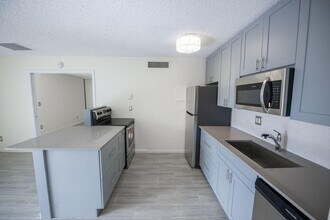 641 Executive Center Dr in West Palm Beach, FL - Building Photo - Building Photo