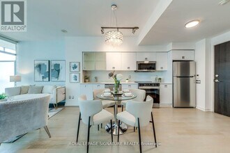 33 Charles St E in Toronto, ON - Building Photo - Building Photo