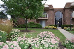 2407 North Kennicott Drive, Unit Greenbrier in Arlington Heights, IL - Building Photo