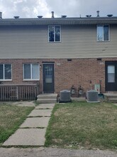 5906 Christie Ave SE, Unit 5910 in Kentwood, MI - Foto de edificio - Building Photo