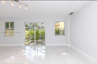 621 NE 8th Ave in Fort Lauderdale, FL - Building Photo - Building Photo