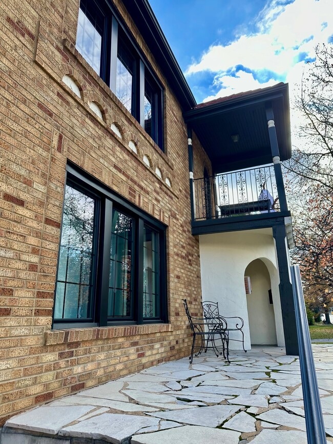 408 S Hanley Rd, Unit 1 in Clayton, MO - Foto de edificio - Building Photo