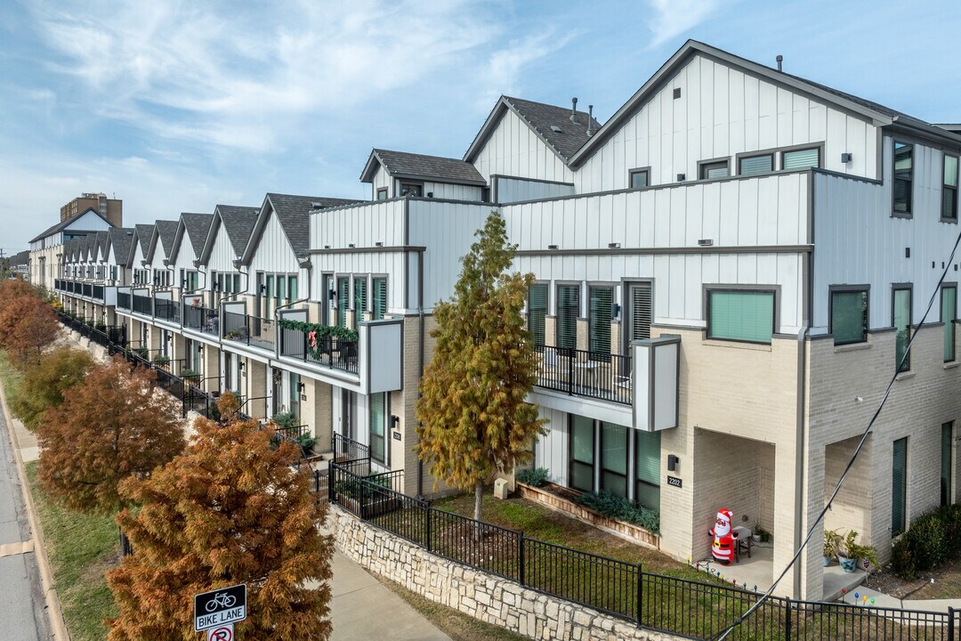 Stevens Park Townhomes in Dallas, TX - Foto de edificio