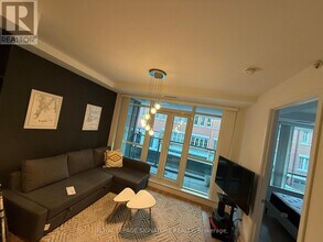 377 Madison Ave in Toronto, ON - Building Photo - Building Photo