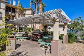 7115 S Durango Dr in Las Vegas, NV - Foto de edificio - Building Photo