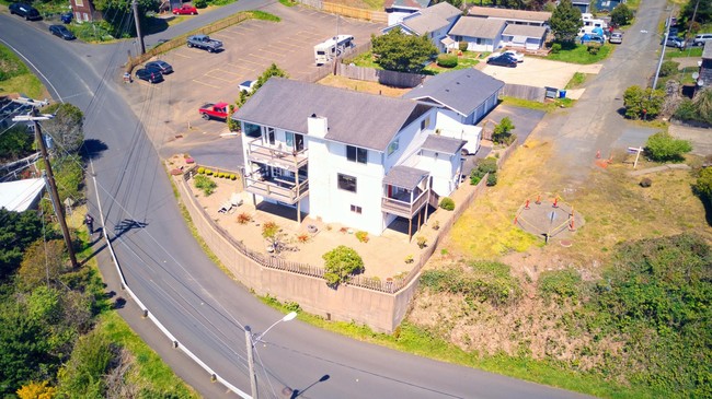 125 SE Bay St in Depoe Bay, OR - Foto de edificio - Building Photo