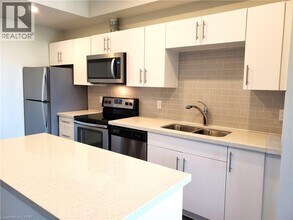 690 King St W in Waterloo, ON - Building Photo - Building Photo