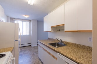 Central Court Apartments in Edmonton, AB - Building Photo - Building Photo