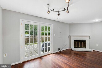 5400 New London Park Dr in Fairfax, VA - Building Photo - Building Photo