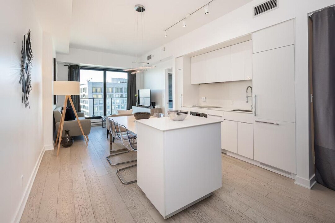 955 Rue Lucien-L'Allier in Montréal, QC - Building Photo