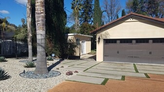 19437 Collier St in Los Angeles, CA - Building Photo