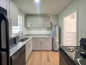 1124 NW 4th Ave in Gainesville, FL - Building Photo - Building Photo