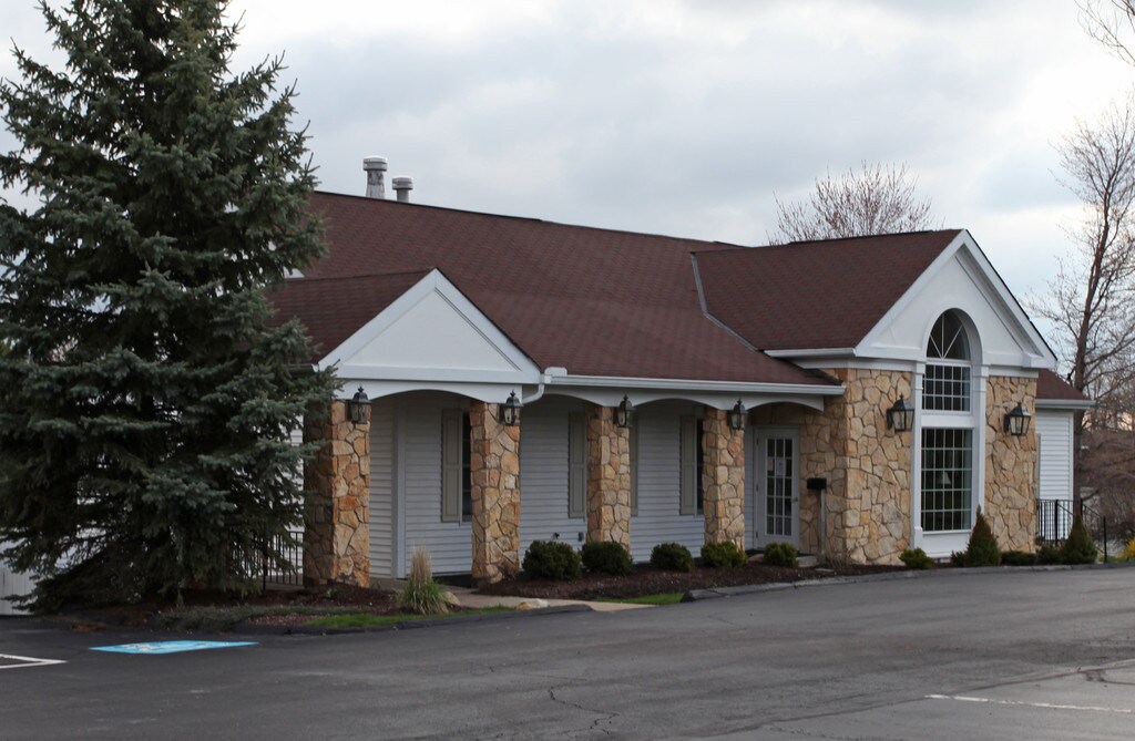 Grand Bay Apartments and Townhomes in Brecksville, OH