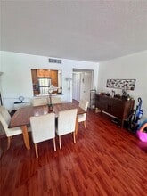 3731 N Country Club Dr, Unit 229 in Aventura, FL - Foto de edificio - Building Photo