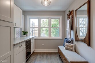 2344 N Oakley Ave in Chicago, IL - Building Photo - Building Photo