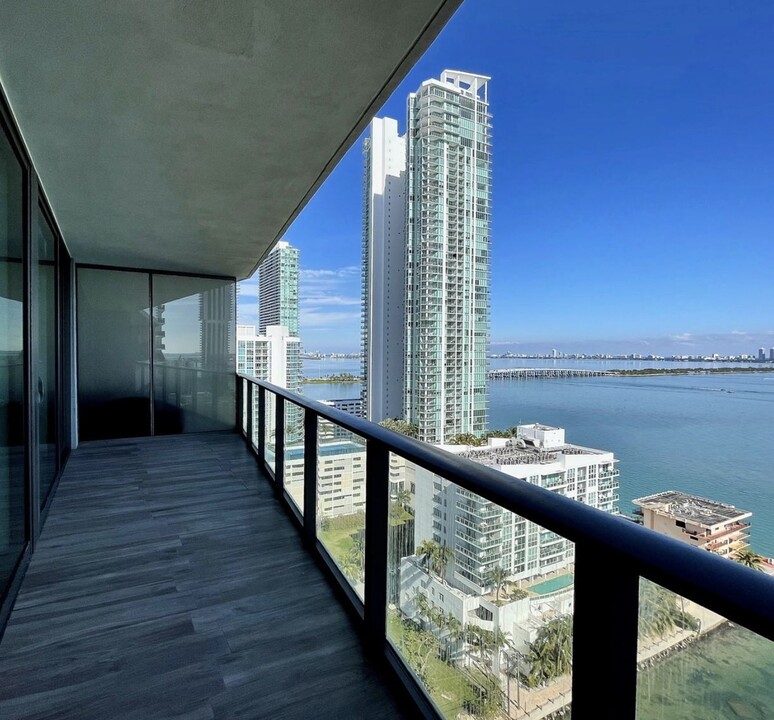 460 NE 28th St, Unit 2005 in Miami, FL - Building Photo