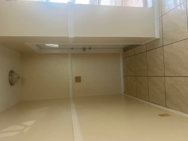 2073 E Bond Dr in West Palm Beach, FL - Building Photo - Building Photo