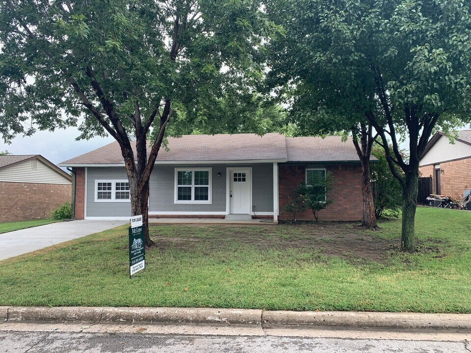 1361 E 143rd St in Glenpool, OK - Building Photo