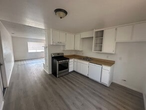 12238 Kiowa Rd in Apple Valley, CA - Building Photo - Building Photo