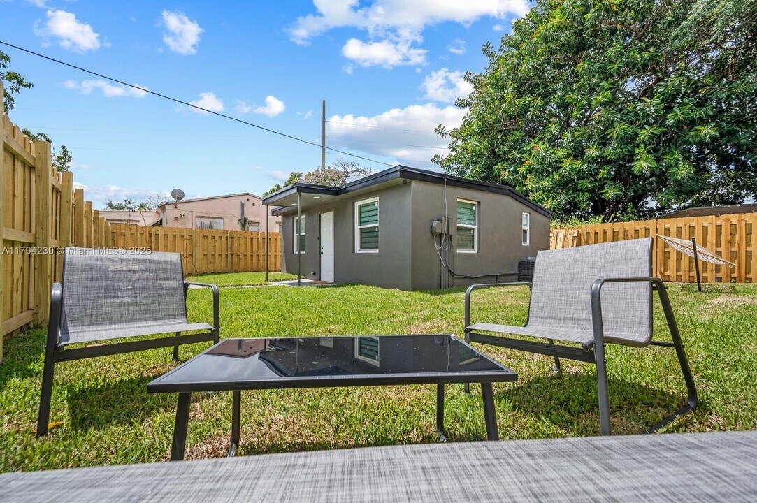 213 Columbus Pkwy in Hollywood, FL - Building Photo