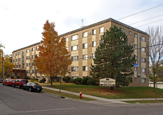 Hudson Terrace Apartments in St. Paul, MN - Foto de edificio - Building Photo