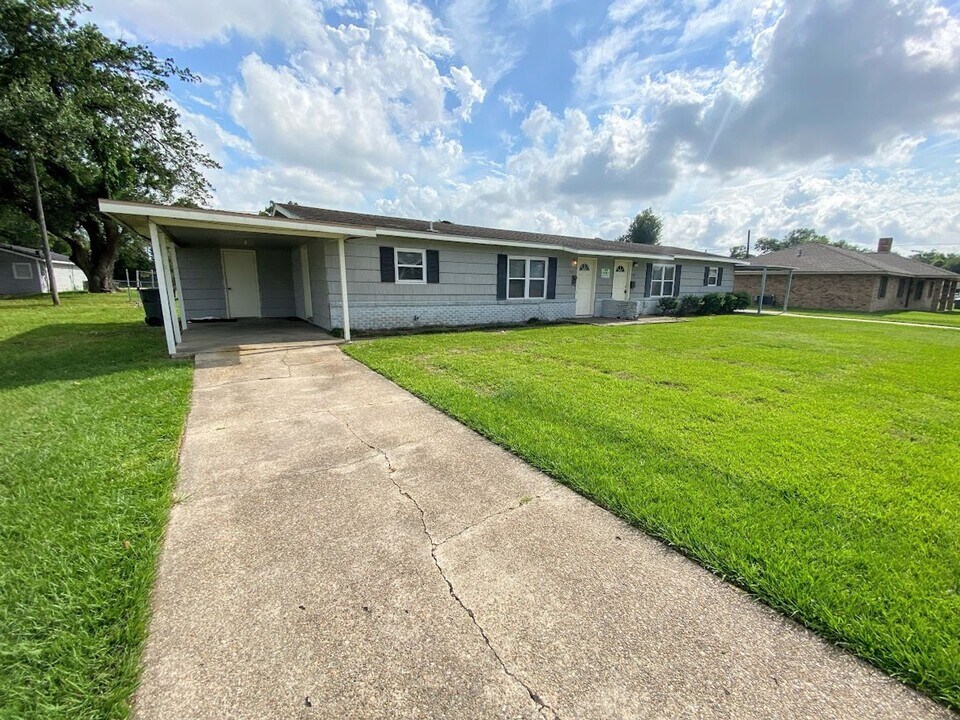 512 E Claude St in Lake Charles, LA - Building Photo