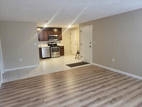 1 Hallmark Gdns, Unit 1 in Burlington, MA - Foto de edificio - Building Photo