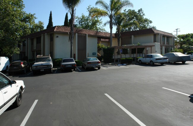 Cottage Oaks Apartments in Santa Barbara, CA - Building Photo - Building Photo